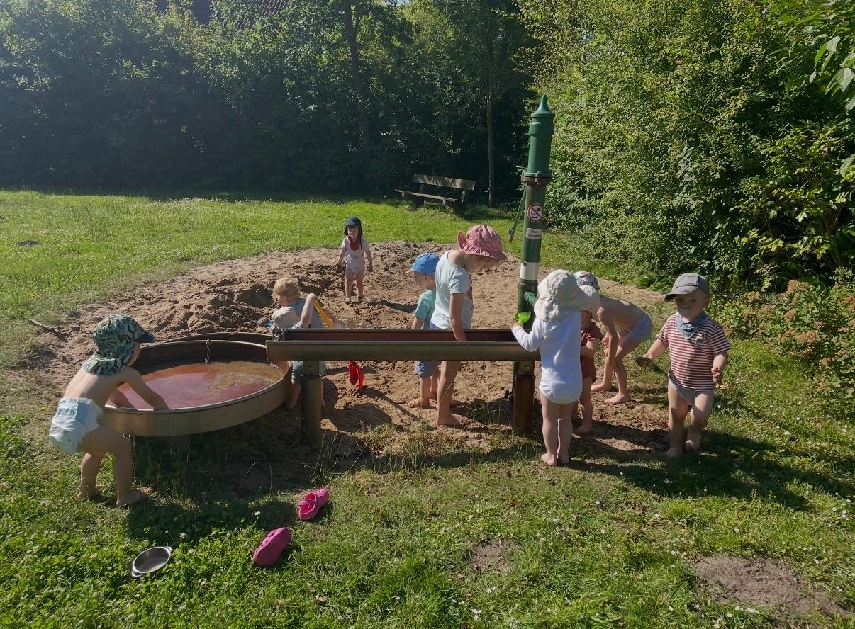Spielen mit Wasser und Sand