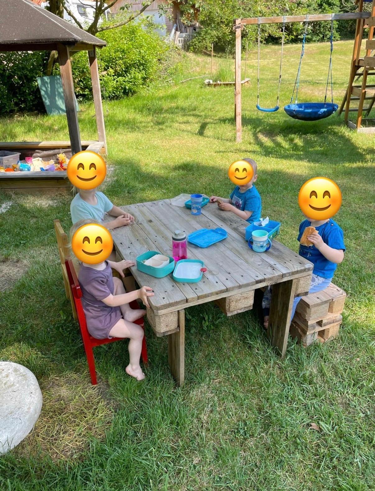 Gemeinsames Essen im Garten